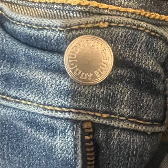 Judy Blue Distressed Shorts Size Medium - Picture 3 of 6